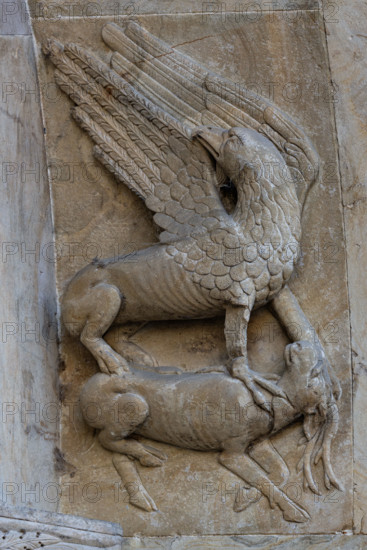 Fidenza, Duomo (Cattedrale di S. Donnino), facciata, protiro del portale destro: “Grifone che artiglia un cervo”. Bassorilievo di Benedetto Antelami e bottega.

[ENG]
Fidenza, duomo (St. Donnino Cathedral), façade, the prothyrum of the right portal: “a griffin clawing at the deer”. Bas-relief by Benedetto Antelami and workshop.
Cattedrale di S. Donnino, Fidenza (PR), Emilia Romagna, Italia - Italy
