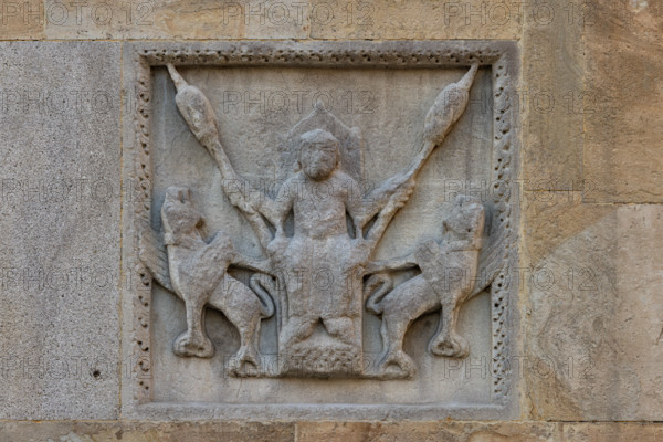 Fidenza, duomo (Cathedral of San Donnino), right tower (Trabucco Tower), west front:“The Flight of Alexander the Great”.
A legend taken from the Romance of Alexander by Pseudo-Callisthenes tells that Alexander, in order to take flight, attached two griffins to his chariot; then he impaled two large pieces of meat on two spears in such a way that, by holding them up, the griffins, in their desire to grab the meat, were forced to soar in flight, thus dragging the chariot upwards.
The subject was traditionally considered “Berta who spins”.
Work by Benedetto Antelami and workshop.
Cattedrale di San Donnino, Fidenza (PR), Emilia-Romagna, Italia - Italy