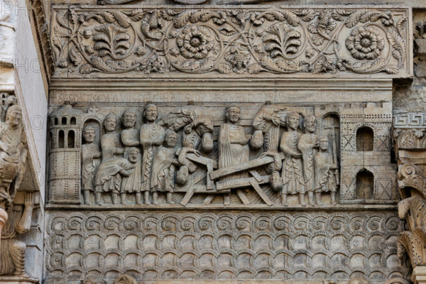 Fidenza, Duomo (Cattedrale di S. Donnino), Facciata: bassorilievo con Storie di San Donnino, "Il miracolo della donna gravida", che racconta con drammaticità l'episodio del crollo di un ponte eccessivamente affollato e il salvataggio della donna incinta per intervento del Santo. 
Benedetto Antelami e bottega.

[ENG]
Fidenza, Duomo (St. Donnino Cathedral), Façade: the bas-relief with Stories of San Donnino, "The Miracle of the Pregnant Woman", which dramatically tells the story of the collapse of an overly crowded bridge and the rescue of the pregnant woman through the intervention of the Saint. Work by Benedetto Antelami and his workshop.
Cattedrale di S. Donnino, Fidenza (PR), Emilia Romagna, Italia - Italy