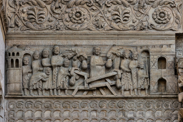 Fidenza, Duomo (Cattedrale di S. Donnino), Facciata: bassorilievo con Storie di San Donnino, "Il miracolo della donna gravida", che racconta con drammaticità l'episodio del crollo di un ponte eccessivamente affollato e il salvataggio della donna incinta per intervento del Santo. 
Benedetto Antelami e bottega.

[ENG]
Fidenza, Duomo (St. Donnino Cathedral), Façade: the bas-relief with Stories of San Donnino, "The Miracle of the Pregnant Woman", which dramatically tells the story of the collapse of an overly crowded bridge and the rescue of the pregnant woman through the intervention of the Saint. Work by Benedetto Antelami and his workshop.
Cattedrale di S. Donnino, Fidenza (PR), Emilia Romagna, Italia - Italy