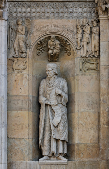 Fidenza, duomo (Cattedrale di San Donnino):
“Il Profeta Ezechiele” di Benedetto Antelami.
Il profeta sorregge un cartiglio che rimanda al significato della chiesa come "Porta del Cielo"; vi si legge: Ezechiel Propheta; vidi portam in domo Domini clausam (Ezechiele Profeta; ho visto chiusa la porta nella casa del Signore). 
Nella calotta della nicchia è posto un bassorilievo raffigurante una Madonna col Bambino circondata da racemi di fiori e di frutta sormontata da una scritta che ne spiega il significato teologico.
Ai lati della nicchia, sempre in simmetria con la parte sinistra della facciata, vediamo due formelle rappresentanti un'arpia e un centauro che colpisce un cervo, e, più in alto, la figura di un Angelo intento verosimilmente ad indicare ad una famiglia di pellegrini poveri la strada della Via Francigena.
Sopra una fascia ornata con motivi geometrici é il bassorilievo del “Miracolo della donna gravida”.

[ENG]
Fidenza, cathedral (Cathedral of San Donnino):
“The Prop...