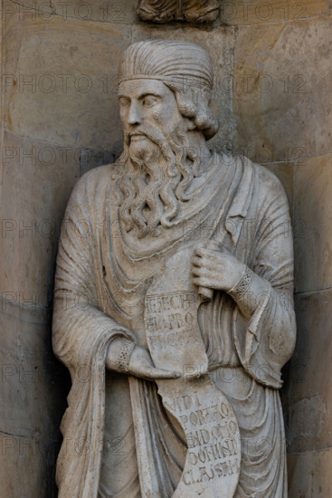 Fidenza, duomo (Cattedrale di San Donnino):
“Il Profeta Ezechiele” di Benedetto Antelami.
Il profeta sorregge un cartiglio che rimanda al significato della chiesa come "Porta del Cielo"; vi si legge: Ezechiel Propheta; vidi portam in domo Domini clausam (Ezechiele Profeta; ho visto chiusa la porta nella casa del Signore). 
Particolare.

[ENG]
Fidenza, cathedral (Cathedral of San Donnino):
“The Prophet Ezekiel” by Benedetto Antelami.
The prophet holds a scroll that refers to the meaning of the church as the “Gate of Heaven”; it reads: Ezechiel Propheta; vidi portam in domo Domini clausam (Ezekiel Prophet; I saw the door closed in the house of the Lord).
Detail.
Cattedrale di S. Donnino, Fidenza (PR), Emilia Romagna, Italia - Italy