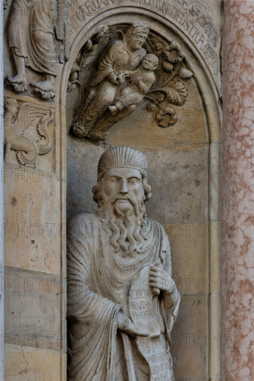 Fidenza, duomo (Cattedrale di San Donnino):
“Il Profeta Ezechiele” di Benedetto Antelami.
Il profeta sorregge un cartiglio che rimanda al significato della chiesa come "Porta del Cielo"; vi si legge: Ezechiel Propheta; vidi portam in domo Domini clausam (Ezechiele Profeta; ho visto chiusa la porta nella casa del Signore). 
Nella calotta della nicchia è posto un bassorilievo raffigurante una Madonna col Bambino circondata da racemi di fiori e di frutta sormontata da una scritta che ne spiega il significato teologico.

[ENG]
Fidenza, cathedral (Cathedral of San Donnino):
“The Prophet Ezekiel” by Benedetto Antelami.
The prophet holds a scroll that refers to the meaning of the church as the “Gate of Heaven”; it reads: Ezechiel Propheta; vidi portam in domo Domini clausam (Ezekiel Prophet; I saw the door closed in the house of the Lord).
In the dome of the niche is a bas-relief depicting a Madonna and Child surrounded by bunches of flowers and fruit surmounted by an inscription tha...