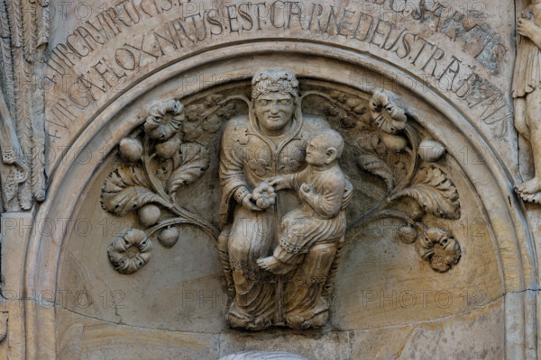 Fidenza, duomo (Cattedrale di San Donnino), nicchia: bassorilievo raffigurante una Madonna col Bambino circondata da racemi di fiori e di frutta sormontata da una scritta che ne spiega il significato teologico.
Opera di Benedetto Antelami.


[ENG]
Fidenza, cathedral (Cathedral of San Donnino), niche: bas-relief depicting a Madonna and Child surrounded by bunches of flowers and fruit surmounted by an inscription that explains its theological meaning.
Work by Benedetto Antelami.
Cattedrale di S. Donnino, Fidenza (PR), Emilia Romagna, Italia - Italy
