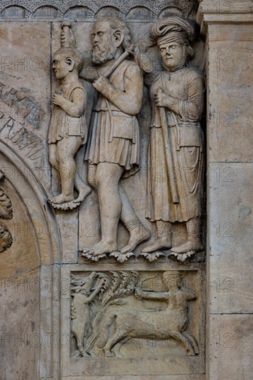Fidenza, cathedral (Cathedral of San Donnino), facade, panel: a centaur strikes a deer and above a family of poor pilgrims towards the Via Francigena
Work by Benedetto Antelami.
Cattedrale di S. Donnino, Fidenza (PR), Emilia Romagna, Italia - Italy
