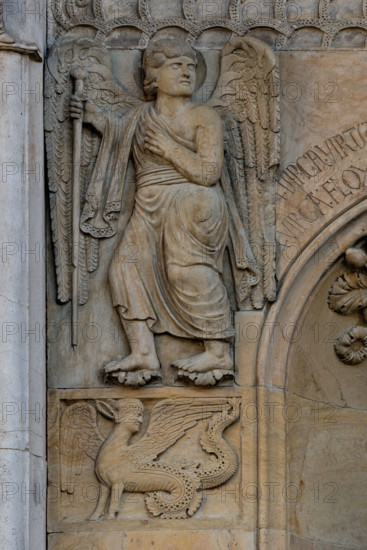 Fidenza, cathedral (Cathedral of San Donnino), facade, panel: an angel indicating the via Francigena and, underneath,a harpy.
Work by Benedetto Antelami.
Cattedrale di S. Donnino, Fidenza (PR), Emilia Romagna, Italia - Italy