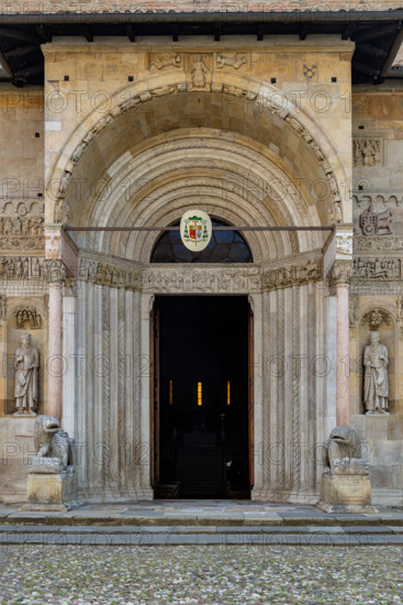 Fidenza, Duomo (Cattedrale di San Donnino), facciata: il portale maggiore.

[ENG]
Fidenza, Duomo (St. Donnino Cathedral), the façade: the main portal.
Cattedrale di San Donnino, Fidenza (PR), Emilia-Romagna, Italia - Italy