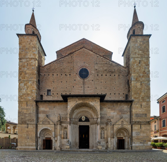 Fidenza, Duomo (Cattedrale di San Donnino): veduta della facciata.

[ENG]
Fidenza, Duomo (St. Donnino Cathedral): view of the façade.
Cattedrale di San Donnino, Fidenza (PR), Emilia-Romagna, Italia - Italy