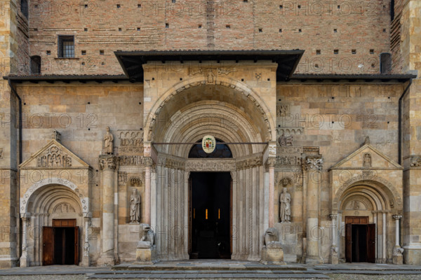 Fidenza, Duomo (Cattedrale di San Donnino), facciata: particolare con i tre portali.

[ENG]
Fidenza, Duomo (St. Donnino Cathedral), the façade: detail of the three portals.
Cattedrale di San Donnino, Fidenza (PR), Emilia-Romagna, Italia - Italy