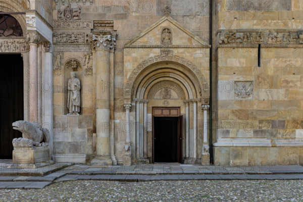 Fidenza, Duomo (Cattedrale di San Donnino), facciata: particolare del portale destro.

[ENG]
Fidenza, Duomo (St. Donnino Cathedral), the façade: detail of the right portal.
Cattedrale di San Donnino, Fidenza (PR), Emilia-Romagna, Italia - Italy
