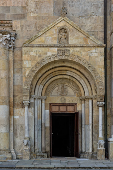 Fidenza, Duomo (Cattedrale di San Donnino), facciata: particolare del portale destro.

[ENG]
Fidenza, Duomo (St. Donnino Cathedral), the façade: detail of the right portal.
Cattedrale di San Donnino, Fidenza (PR), Emilia-Romagna, Italia - Italy