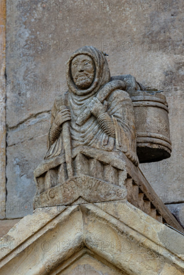 Fidenza, Duomo (Cattedrale di San Donnino), acroterio del portale destro: “Raimondinus vilis”, il Povero Raimondino. In questa figura viene tradizionalmente riconosciuto  San Raimondino Zanfogni, detto Palmerio, di Piacenza (1140 – 27 luglio 1200), un laico che sarebbe stato pellegrino in Terrasanta (da qui il soprannome) e poi a San Giacomo di Campo Stella. Tornato a Piacenza avrebbe assistito e difeso i poveri della sua città e avrebbe fondato un ospedale. 

[ENG]
Fidenza, Duomo (Cathedral of San Donnino), acroterion of the right portal: “Raimondinus vilis”, the Poor Raimondino. This figure is traditionally recognized as Saint Raimondino Zanfogni, called Palmerio, of Piacenza (1140 – 27 July 1200), a layman who was a pilgrim to the Holy Land (hence the nickname) and then to San Giacomo di Campo Stella. Returning to Piacenza, he assisted and defended the poor of his city and founded a hospital.
Cattedrale di San Donnino, Fidenza (PR), Emilia-Romagna, Italia - Italy