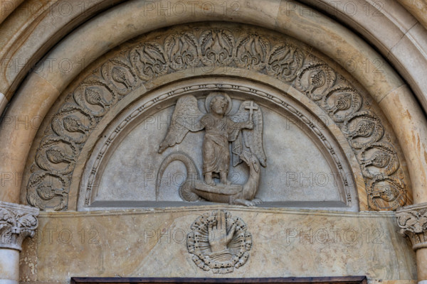 Fidenza, Duomo (Cattedrale di San Donnino), facciata: la lunetta del portale destro con “San Michele che uccide il drago”. Opera di Benedetto Antelami e bottega.

[ENG]
Fidenza, Duomo (St. Donnino Cathedral), the façade: the lunette of the right portal with “Saint Michael killing the dragon”. Work by Benedetto Antelami and workshop.
Cattedrale di San Donnino, Fidenza (PR), Emilia-Romagna, Italia - Italy