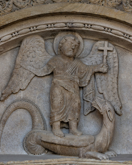 Fidenza, Duomo (Cattedrale di San Donnino), facciata: la lunetta del portale destro con “San Michele che uccide il drago”. Opera di Benedetto Antelami e bottega.

[ENG]
Fidenza, Duomo (St. Donnino Cathedral), the façade: the lunette of the right portal with “Saint Michael killing the dragon”. Work by Benedetto Antelami and workshop.
Cattedrale di San Donnino, Fidenza (PR), Emilia-Romagna, Italia - Italy