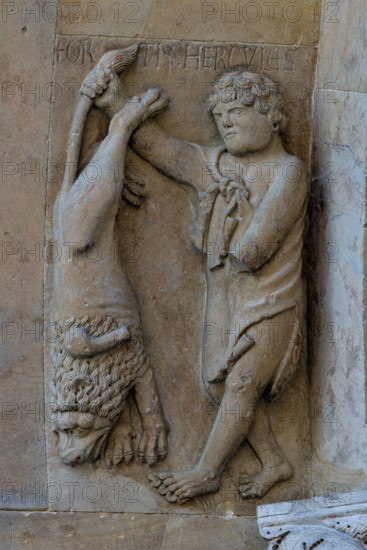 Fidenza, Duomo (Cattedrale di S. Donnino), facciata, portale di destra, interno del protiro: “Ercole mostra il leone nemeo da lui ucciso”,  bassorilievo di Benedetto Antelami e bottega.

[ENG]
Fidenza, duomo (St. Donnino Cathedral), façade, the right portal, inside the prothyrum: "Hercules shows the Nemean lion he killed". Bas-relief by Benedetto Antelami and workshop.
Cattedrale di S. Donnino, Fidenza (PR), Emilia Romagna, Italia - Italy