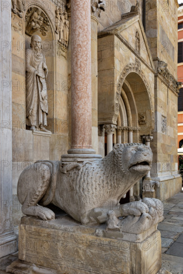 Fidenza, Duomo (Cattedrale di San Donnino), facciata, protiro: leone stiloforo di destra.
Opera di Benedetto Antelami e bottega.

[ENG]
Fidenza, Duomo (St. Donnino Cathedral), the façade, the prothyrum: right column-bearing lion.
Work by Benedetto Antelami  and workshop.
Cattedrale di San Donnino, Fidenza (PR), Emilia-Romagna, Italia - Italy