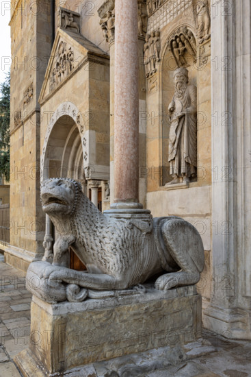 Fidenza, Duomo (Cattedrale di San Donnino), facciata, protiro: leone stiloforo di sinistra.
Opera di Benedetto Antelami e bottega.

[ENG]
Fidenza, Duomo (St. Donnino Cathedral), the façade, the prothyrum: left column-bearing lion.
Work by Benedetto Antelami and workshop.
Cattedrale di San Donnino, Fidenza (PR), Emilia-Romagna, Italia - Italy