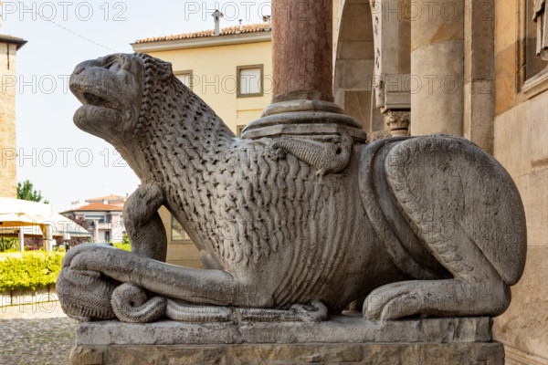 Fidenza, Duomo (Cattedrale di San Donnino), facciata, protiro: leone stiloforo di sinistra.
Opera di Benedetto Antelami e bottega.

[ENG]
Fidenza, Duomo (St. Donnino Cathedral), the façade, the prothyrum: left column-bearing lion.
Work by Benedetto Antelami and workshop.
Cattedrale di San Donnino, Fidenza (PR), Emilia-Romagna, Italia - Italy