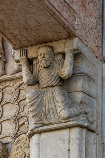 Fidenza, Duomo (Cattedrale di San Donnino), facciata, il portale maggiore,  protiro: telamone di sinistra.
Opera di Benedetto Antelami e bottega.

[ENG]
Fidenza, Duomo (St. Donnino Cathedral), the façade, the main portal, the prothyrum: the left telamon.
Work by Benedetto Antelami  and workshop.
Cattedrale di San Donnino, Fidenza (PR), Emilia-Romagna, Italia - Italy