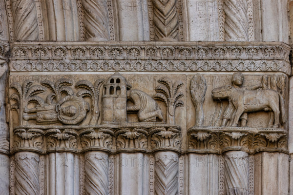 Fidenza, duomo (Cattedrale di San Donnino), facciata, portale maggiore: dettaglio dell’archivolto con “Storie di San Donnino”.
Donnino si adagia tra le piante sulla sponda del torrente Stirone e muore. Donnino guarisce un ammalato, che si era recato a pregare nella chiesetta edificata sul luogo del martirio.
Donnino fa ritrovare al miracolato il cavallo che gli era stato rubato mentre stava in chiesa.
Opera di  Benedetto Antelami e bottega.

[ENG]
Fidenza, duomo (Cathedral of San Donnino), facade, main portal: detail of the archivolt with “Stories of St. Donnino”. Donnino lies down among the plants on the bank of the Stirone stream and dies.Donnino heals a sick man, who had gone to pray in the little church built on the site of the martyrdom.
Donnino helps the miraculously healed person find his horse which had been stolenwhile he was in church.
Work by Benedetto Antelami and workshop.
Cattedrale di San Donnino, Fidenza (PR), Emilia-Romagna, Italia - Italy