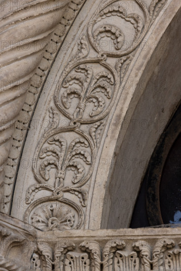 Fidenza, Duomo (Cattedrale di San Donnino), facciata, il portale maggiore, fregio interno: dettaglio a girali vegetali.
Opera di Benedetto Antelami e bottega.

[ENG]
Fidenza, Duomo (St. Donnino Cathedral), the façade, the main portal, an internal frieze: detail of vegetal scrolls.
Work by Benedetto Antelami and workshop.
Cattedrale di San Donnino, Fidenza (PR), Emilia-Romagna, Italia - Italy