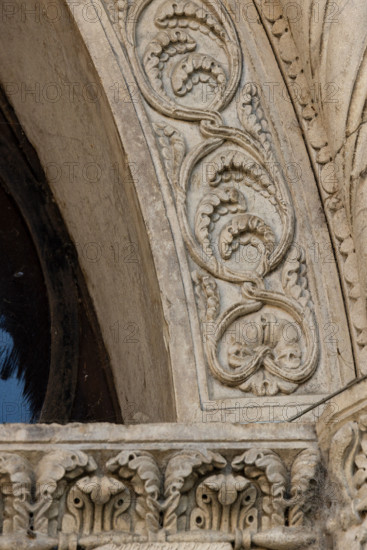 Fidenza, Duomo (Cattedrale di San Donnino), facciata, il portale maggiore, fregio interno: dettaglio a girali vegetali.
Opera di Benedetto Antelami e bottega.

[ENG]
Fidenza, Duomo (St. Donnino Cathedral), the façade, the main portal, an internal frieze: detail of vegetal scrolls.
Work by Benedetto Antelami and workshop.
Cattedrale di San Donnino, Fidenza (PR), Emilia-Romagna, Italia - Italy