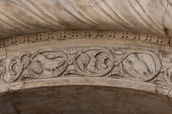 Fidenza, Duomo (Cattedrale di San Donnino), facciata, il portale maggiore, fregio interno: dettaglio a girali vegetali e uccelli.
Opera di Benedetto Antelami e bottega.

[ENG]
Fidenza, Duomo (St. Donnino Cathedral), the façade, the main portal, an internal frieze: detail of vegetal scrolls and birds.
Work by Benedetto Antelami and workshop.
Cattedrale di San Donnino, Fidenza (PR), Emilia-Romagna, Italia - Italy