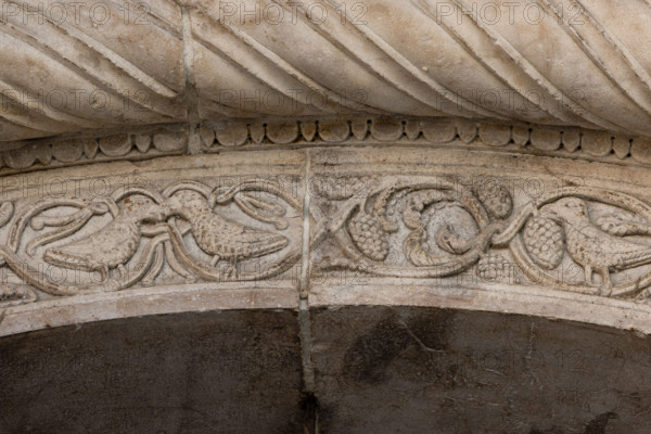 Fidenza, Duomo (Cattedrale di San Donnino), facciata, il portale maggiore, fregio interno: dettaglio a girali vegetali e uccelli.
Opera di Benedetto Antelami e bottega.

[ENG]
Fidenza, Duomo (St. Donnino Cathedral), the façade, the main portal, an internal frieze: detail of vegetal scrolls and birds.
Work by Benedetto Antelami and workshop.
Cattedrale di San Donnino, Fidenza (PR), Emilia-Romagna, Italia - Italy