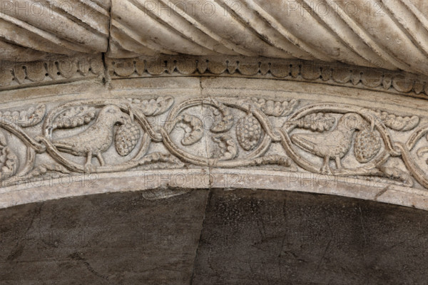 Fidenza, Duomo (Cattedrale di San Donnino), facciata, il portale maggiore, fregio interno: dettaglio a girali vegetali e uccelli.
Opera di Benedetto Antelami e bottega.

[ENG]
Fidenza, Duomo (St. Donnino Cathedral), the façade, the main portal, an internal frieze: detail of vegetal scrolls and birds.
Work by Benedetto Antelami and workshop.
Cattedrale di San Donnino, Fidenza (PR), Emilia-Romagna, Italia - Italy