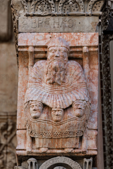 Fidenza, Duomo (Cattedrale di San Donnino), facciata, portale maggiore, protiro: il capitello con “il patriarca Abramo” che reca in grembo, proteggendole, tre figure umane simboleggianti "i giusti”.
Opera di Benedetto Antelami e bottega.

[ENG]
Fidenza, Duomo (Cathedral of San Donnino), facade, main portal, prothyrum: the left capital with “the patriarch Abraham” who carries in his lap, protecting them, three human figures symbolizing “the righteous”.
Work by Benedetto Antelami and workshop.
Cattedrale di San Donnino, Fidenza (PR), Emilia-Romagna, Italia - Italy
