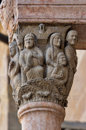 Fidenza, Duomo (Cattedrale di San Donnino), facciata, portale maggiore, protiro: il capitello di sinistra con “Storie di Maria Vergine”.
 La Madonna è raffigurata nella parte frontale del capitello sotto un edificio sostenuto da due colonne, a figura intera, incinta, ha la rosa in mano; sull’archetto vi è l’iscrizione SCA. MA RIA (Sancta Maria = Santa Maria); a destra, Elisabetta è seduta su uno sgabello con un panno in mano; sull’archetto soprastante vi è l’iscrizione ELIZA.BET (Elisabeth = Elisabetta).
A destra Anna, madre di Maria, tiene la mano destra sulla spalla della figlia bambina, che ha una rosa in mano, a destra é un uomo in abiti sacerdotali sull’archetto si legge: VIRGINES (Virgines = Vergine) – MAGI ST[ER].T[E]NPL[I] (Magister Templi = Maestro del tempio).
Opera di Benedetto Antelami e bottega.

[ENG]
Fidenza, Duomo (Cathedral of San Donnino), facade, main portal, prothyrum: the left capital with “Stories of the Virgin Mary”.  The Madonna is depicted on the front of...