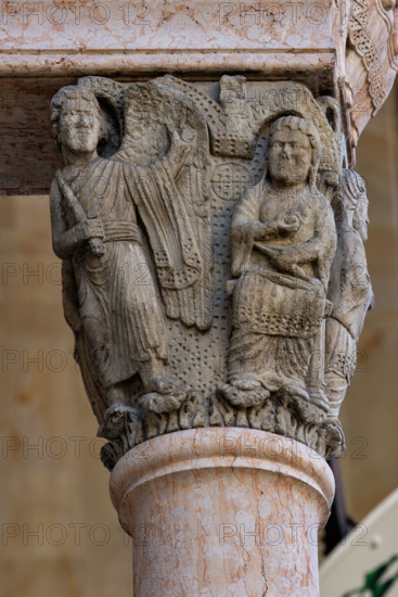 Fidenza, Duomo (Cattedrale di San Donnino), facciata, portale maggiore, protiro: il capitello di sinistra con “Storie di Maria Vergine”.
l’ “Annunciazione”.
l’Arcangelo Gabriele, di tre quarti verso sinistra, ha nella mano destra un oggetto e benedice con la sinistra; sopra vi è l’iscrizione GABRIHEL (Gabriel = Gabriele). La Madonna è seduta, vestita d’una cotta sopra la tunica e con un velo in testa; ha nella destra una sfera (forse un gomitolo di filo) e con la sinistra trattiene in grembo due fusi; sopra ha l’iscrizione SCAMARIA (Sancta Maria = Santa Maria).
Opera di Benedetto Antelami e bottega.

[ENG]
Fidenza, Duomo (Cathedral of San Donnino), facade, main portal, prothyrum: the left capital with “Stories of the Virgin Mary”.  the “Annunciation”.
the Archangel Gabriel, three-quarters to the left, has an object in his right hand and blesses with his left; above is the inscription GABRIHEL (Gabriel = Gabriel). The Madonna is seated, dressed in a surplice over her tunic and wi...