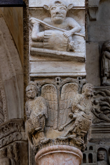 Fidenza, Duomo (Cattedrale di San Donnino), facciata, portale maggiore, protiro: il capitello di destra con “i Quattro Evangelisti”, sormontato da “iI Diavolo che tormenta il giusto Giobbe”. 
Opera di Benedetto Antelami e bottega.

[ENG]
Fidenza, Duomo (Cathedral of San Donnino), facade, main portal, prothyrum:  the right capital with “the Four Evangelists”, surmounted by “The Devil tormenting the just Job”.
Work by Benedetto Antelami and workshop.
Cattedrale di San Donnino, Fidenza (PR), Emilia-Romagna, Italia - Italy