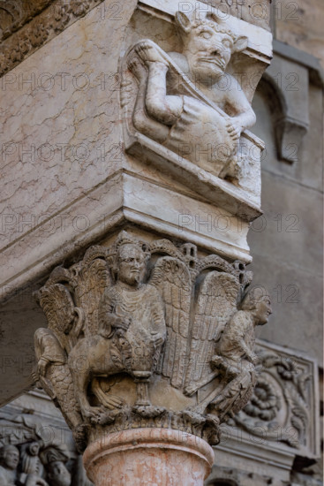 Fidenza, Duomo (Cattedrale di San Donnino), facciata, portale maggiore, protiro: il capitello di destra con “i Quattro Evangelisti”, sormontato da “iI Diavolo che tormenta il giusto Giobbe”. 
Opera di Benedetto Antelami e bottega.

[ENG]
Fidenza, Duomo (Cathedral of San Donnino), facade, main portal, prothyrum:  the right capital with “the Four Evangelists”, surmounted by “The Devil tormenting the just Job”.
Work by Benedetto Antelami and workshop.
Cattedrale di San Donnino, Fidenza (PR), Emilia-Romagna, Italia - Italy
