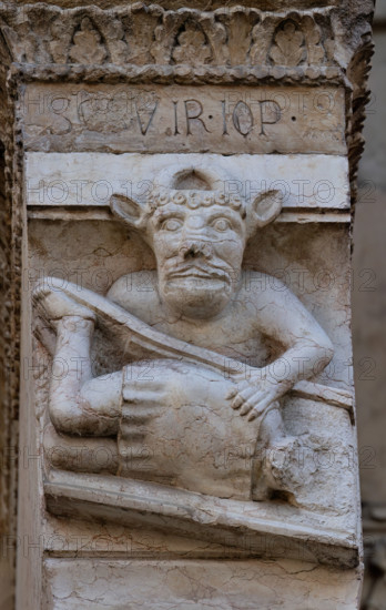 Fidenza, Duomo (Cattedrale di San Donnino), facciata, portale maggiore, protiro: il capitello di destra  “il Diavolo che tormenta il giusto Giobbe”. 
Opera di Benedetto Antelami e bottega.

[ENG]
Fidenza, Duomo (Cathedral of San Donnino), facade, main portal, prothyrum:  the right capital with“The Devil tormenting the just Job”.
Work by Benedetto Antelami and workshop.
Cattedrale di San Donnino, Fidenza (PR), Emilia-Romagna, Italia - Italy