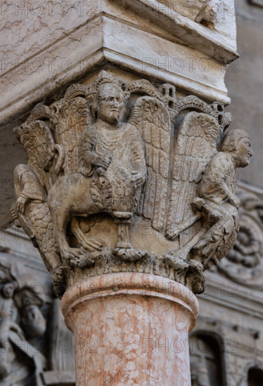Fidenza, Duomo (Cathedral of San Donnino), facade, main portal, prothyrum: the right capital with “the Four Evangelists”. In the centre "St. Mark”, which bears, engraved on the cartouche, the inscription in capital letters: V[O] / X / CLA / MANTIS (Vox Clamantis (Mc 1,3) = Voice of one who calls…)
Work by Benedetto Antelami and workshop.
Cattedrale di San Donnino, Fidenza (PR), Emilia-Romagna, Italia - Italy