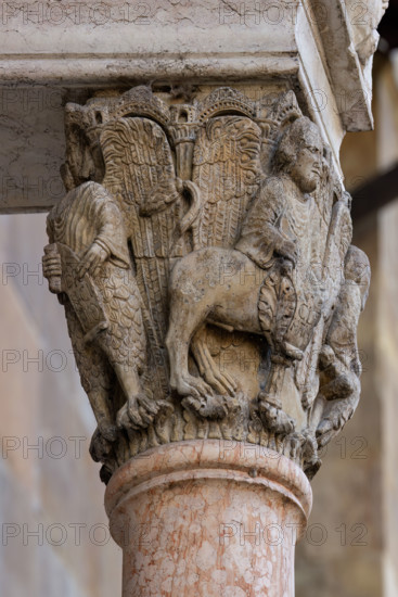 Fidenza, Duomo (Cattedrale di San Donnino), facciata, portale maggiore, protiro: il capitello di destra con “i Quattro Evangelisti”.  A A sinistra “S. Giovanni”, con piedi d’aquila e l’iscrizione: IN / PRI / N.CI / PIO (In principio (Gv 1, ) = in principio…). A destra “S. Matteo” con piedi umani che porta l’iscrizione: LIBER. / [G]ENE / [R]ACI / [ON]NIS. (Liber generationis (Mt 1,1)= Libro della generazione…); 
Opera di Benedetto Antelami e bottega.

[ENG]
Fidenza, Duomo (Cathedral of San Donnino), facade, main portal, prothyrum:  the right capital with “the Four Evangelists”. On the left "St. John", with eagle's feet and the inscription: IN / PRI / N.CI / PIO (In the beginning (Jn 1, ) = in the beginning…). On the right “St. Matthew” with human feet bearing the inscription: LIBER. / [G]ENE / [R]ACI / [ON]NIS. (Liber generationis (Mt 1,1) = Book of the generation…);
Work by Benedetto Antelami and workshop.
Cattedrale di San Donnino, Fidenza (PR), Emilia-Romagna, Italia - Italy