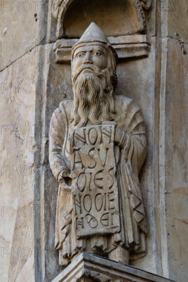 Fidenza, Duomo (Cattedrale di San Donnino), facciata, portale maggiore: dettaglio dell’archivolto con una delle figure di profeti raffiguranti I comandamenti con l’iscrizione: NON / A[B]SV/MES / NOME/N [DOMINI] DE[I] = Non userai il nome di Dio. (Es 20, 7). 
Opera di Benedetto Antelami e bottega.

[ENG]
Fidenza, Duomo (Cathedral of San Donnino), facade, main portal: detail of the archivolt with one of the figures of prophets depicting the commandments with the inscription: NON / A[B]SV/MES / NOME/N [DOMINI] DE[I] = You shall not use the name of God. (Ex 20, 7).
Work by Benedetto Antelami and workshop.
Cattedrale di San Donnino, Fidenza (PR), Emilia-Romagna, Italia - Italy