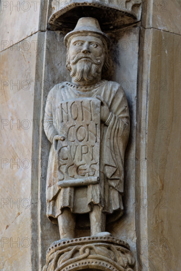 Fidenza, Duomo (Cattedrale di San Donnino), facciata, portale maggiore: dettaglio dell’archivolto con una delle figure di profeti raffiguranti I comandamenti con l’iscrizione: NON / CON/CVPI/SCES = Non desidererai (Es 20, 17).
Opera di Benedetto Antelami e bottega.

[ENG]
Fidenza, Duomo (Cathedral of San Donnino), facade, main portal: detail of the archivolt with one of the figures of prophets depicting the commandments with the inscription: NON / CON/CVPI/SCES = You shall not desire (Ex 20, 17).
Work by Benedetto Antelami and workshop.
Cattedrale di San Donnino, Fidenza (PR), Emilia-Romagna, Italia - Italy