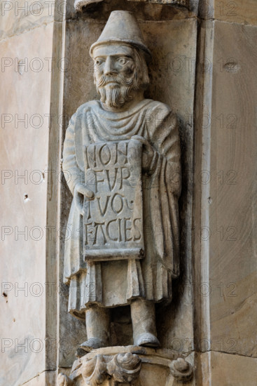 Fidenza, Duomo (Cattedrale di San Donnino), facciata, portale maggiore: dettaglio dell’archivolto con una delle figure di profeti raffiguranti I comandamenti con l’iscrizione: NON / FVR/TVM / FACIES = Non ruberai (Es. 20, 15).
Opera di Benedetto Antelami e bottega.

[ENG]
Fidenza, Duomo (Cathedral of San Donnino), facade, main portal: detail of the archivolt with one of the figures of prophets depicting the commandments with the inscription: NOT / FVR/TVM / FACIES = You shall not steal (Ex. 20, 15).
Work by Benedetto Antelami and workshop.
Cattedrale di San Donnino, Fidenza (PR), Emilia-Romagna, Italia - Italy
