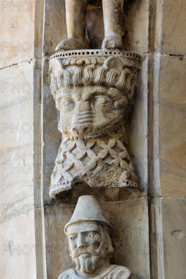 Fidenza, Duomo (Cattedrale di San Donnino), facciata, portale maggiore: dettaglio dell’archivolto con mensola con testa leonina.
Opera di Benedetto Antelami e bottega.

[ENG]
Fidenza, Duomo (Cathedral of San Donnino), facade, main portal: detail of the archivolt with lion-headed corbel.
Work by Benedetto Antelami and workshop.
Cattedrale di San Donnino, Fidenza (PR), Emilia-Romagna, Italia - Italy