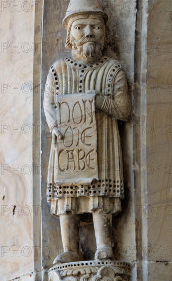 Fidenza, Duomo (Cattedrale di San Donnino), facciata, portale maggiore: dettaglio dell’archivolto con una delle figure di profeti raffiguranti I comandamenti con l’iscrizione: NON / M[O]E/CABE[RIS] = Non fornicherai (Es. 20, 14).
Opera di Benedetto Antelami e bottega.

[ENG]
Fidenza, Duomo (Cathedral of San Donnino), facade, main portal: detail of the archivolt with one of the figures of prophets depicting the commandments with the inscription: NON / M[O]E/CABE[RIS] = You shall not commit fornication (Es. 20, 14).
Work by Benedetto Antelami and workshop.
Cattedrale di San Donnino, Fidenza (PR), Emilia-Romagna, Italia - Italy