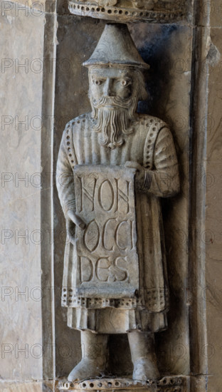 Fidenza, Duomo (Cattedrale di San Donnino), facciata, portale maggiore: dettaglio dell’archivolto con una delle figure di profeti raffiguranti I comandamenti con l’iscrizione: NON / OCCI/DES = Non ucciderai (Es 20, 13).
Opera di Benedetto Antelami e bottega.

[ENG]
Fidenza, Duomo (Cathedral of San Donnino), facade, main portal: detail of the archivolt with one of the figures of prophets depicting the commandments with the inscription: NON / OCCI/DES = You shall not kill (Es 20, 13).
Work by Benedetto Antelami and workshop.
Cattedrale di San Donnino, Fidenza (PR), Emilia-Romagna, Italia - Italy
