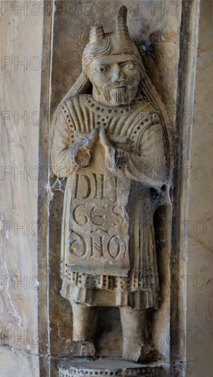 Fidenza, Duomo (Cattedrale di San Donnino), facciata, portale maggiore: dettaglio dell’archivolto con una delle figure di profeti raffiguranti I comandamenti con l’iscrizione:  DILI/GES / D[OMI]N[V]M = Amerai il Signore (Dt 6, 5).
Opera di Benedetto Antelami e bottega.

[ENG]
Fidenza, Duomo (Cathedral of San Donnino), facade, main portal: detail of the archivolt with one of the figures of prophets depicting the commandments with the inscription:  DILI/GES / D[OMI]N[V]M = You shall love the Lord (Dt 6, 5).
Work by Benedetto Antelami and workshop.
Cattedrale di San Donnino, Fidenza (PR), Emilia-Romagna, Italia - Italy