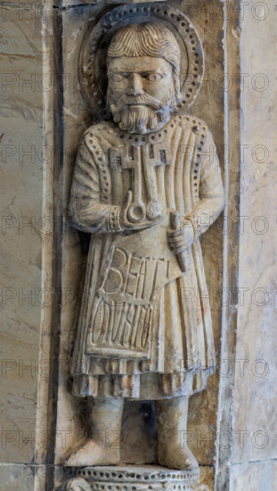 Fidenza, Duomo (Cattedrale di San Donnino), facciata, portale maggiore: dettaglio dell’archivolto con “Allegorie delle Beatitudini”. L’apostolo Pietro, con le chiavi in mano e l’iscrizione: BEATI / MUNDO = Beati i puri (Mt 5, 8).
Opera di Benedetto Antelami e bottega.

[ENG]
Fidenza, Duomo (Cathedral of San Donnino), facade, main portal: detail of the archivolt with “Allegories of the Beatitudes”. The apostle Peter, with the keys in his hand and the inscription: BEATI / MUNDO = Blessed are the pure (Mt 5, 8).
Work by Benedetto Antelami and workshop.
Cattedrale di San Donnino, Fidenza (PR), Emilia-Romagna, Italia - Italy