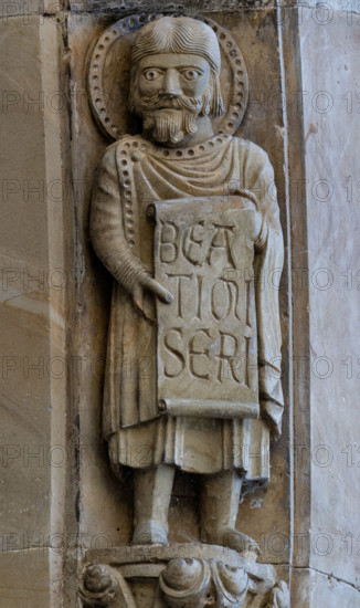 Fidenza, Duomo (Cattedrale di San Donnino), facciata, portale maggiore: dettaglio dell’archivolto con “Allegorie delle Beatitudini”. Apostolo con l’iscrizione:  BEA/TI MI/SERI[CORDES] = Beati i misericordiosi (Mt 5, 7).
Opera di Benedetto Antelami e bottega.

[ENG]
Fidenza, Duomo (Cathedral of San Donnino), facade, main portal: detail of the archivolt with “Allegories of the Beatitudes”. An apostle with the inscription: BEA/TI MI/SERI[CORDES] = Blessed are the merciful (Mt 5, 7).
Work by Benedetto Antelami and workshop.
Cattedrale di San Donnino, Fidenza (PR), Emilia-Romagna, Italia - Italy