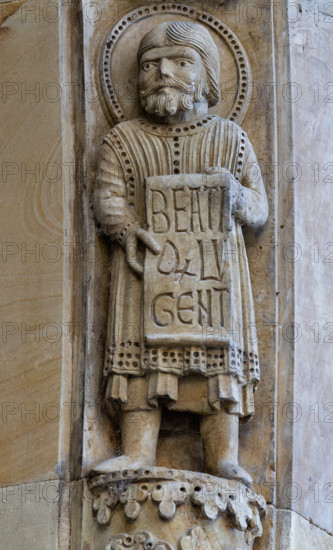 Fidenza, Duomo (Cattedrale di San Donnino), facciata, portale maggiore: dettaglio dell’archivolto con “Allegorie delle Beatitudini”. Apostolo con l’iscrizione:  BEATI / Q[VI] LV/GENT = Beati quelli che piangono (Mt 5, 5).
Opera di Benedetto Antelami e bottega.

[ENG]
Fidenza, Duomo (Cathedral of San Donnino), facade, main portal: detail of the archivolt with “Allegories of the Beatitudes”. An apostle with the inscription:  BEATI / Q[VI] LV/GENT = Bless are  those who mourn (Mt 5, 5).
Work by Benedetto Antelami and workshop.
Cattedrale di San Donnino, Fidenza (PR), Emilia-Romagna, Italia - Italy
