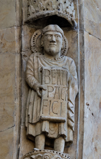 Fidenza, Duomo (Cattedrale di San Donnino), facciata, portale maggiore: dettaglio dell’archivolto con “Allegorie delle Beatitudini”. Apostolo con l’iscrizione: BEATI / PACI/FICI = Beati i pacifici (Mt 5, 9).
Opera di Benedetto Antelami e bottega.

[ENG]
Fidenza, Duomo (Cathedral of San Donnino), facade, main portal: detail of the archivolt with “Allegories of the Beatitudes”. An apostle with the inscription:  BEATI / PACI/FICI = Blessed are the peaceloversi (Mt 5, 9).
Work by Benedetto Antelami and workshop.
Cattedrale di San Donnino, Fidenza (PR), Emilia-Romagna, Italia - Italy