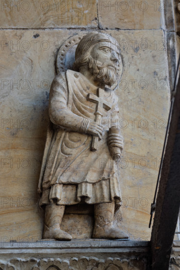 Fidenza, Duomo (Cattedrale di San Donnino), facciata, portale maggiore: dettaglio interno dell’archivolto con apostolo con una croce in mano in cammino verso l’esterno.
Opera di Benedetto Antelami e bottega.

[ENG]
Fidenza, Duomo (Cathedral of San Donnino), facade, main portal: internal detail of the archivolt with the apostle with a cross in his hand walking towards the outside.
Work by Benedetto Antelami and workshop.
Cattedrale di San Donnino, Fidenza (PR), Emilia-Romagna, Italia - Italy