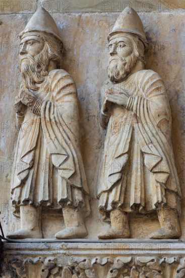 Fidenza, Duomo (Cattedrale di San Donnino), facciata, portale maggiore: dettaglio interno dell’archivolto con due profeti con le mani giunte in cammino verso l’esterno.
Opera di Benedetto Antelami e bottega.

[ENG]
Fidenza, Duomo (Cathedral of San Donnino), facade, main portal: internal detail of the archivolt with two prophets with clasped hands walking outwards.
Work by Benedetto Antelami and workshop.
Cattedrale di San Donnino, Fidenza (PR), Emilia-Romagna, Italia - Italy